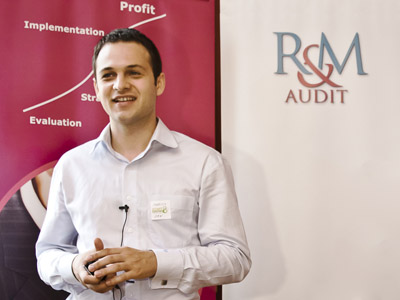 (3) Tudor invata sa inoate in ocean